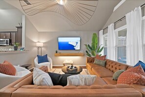 Smart TV, fireplace, video games, books - Designer Retreat - Fire Pit, Garage Parking & Near Wedding Venues, Lake, Trails! (Aubrey)