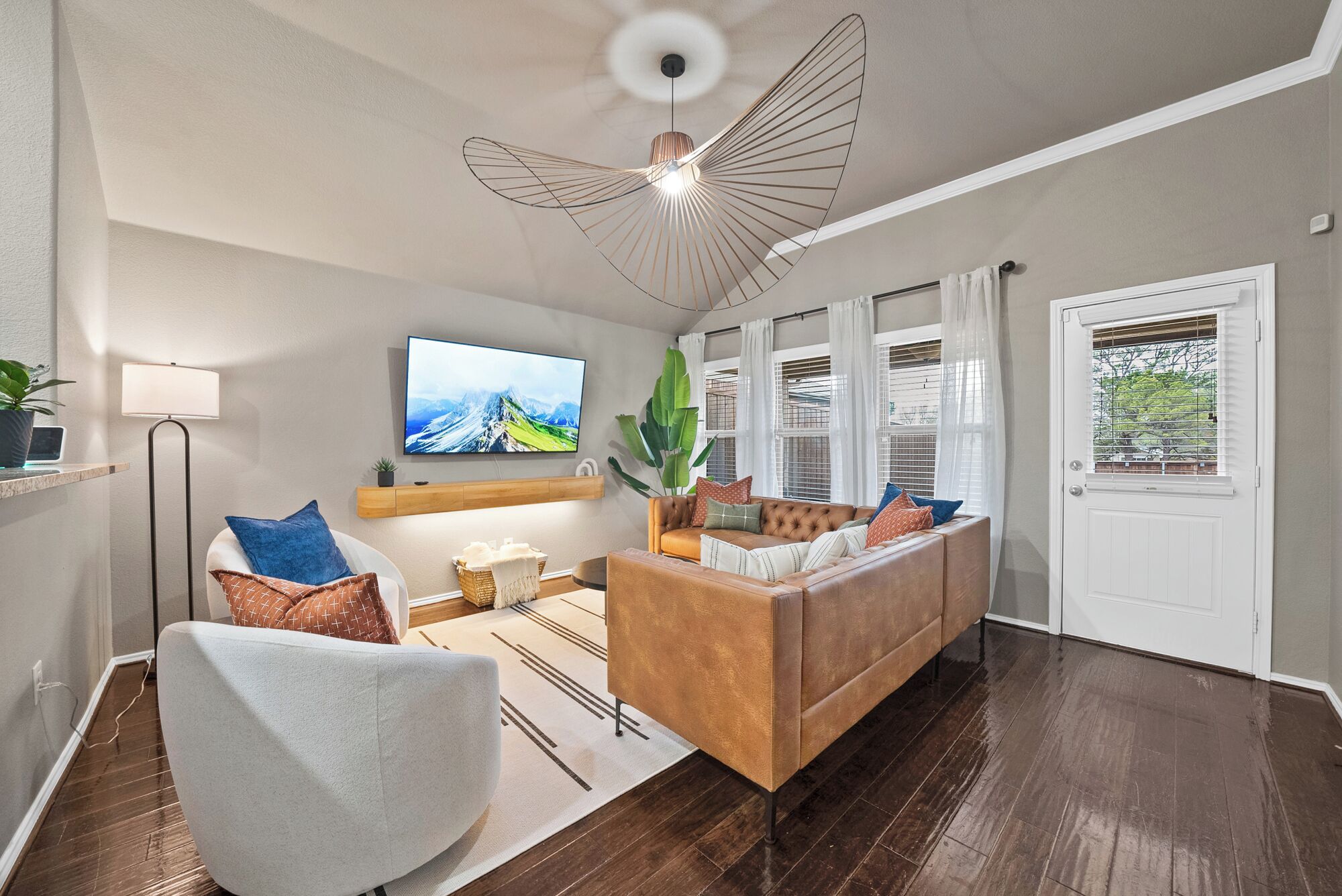 Smart TV, fireplace, video games, table tennis