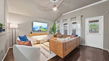 Smart TV, fireplace, video games, table tennis