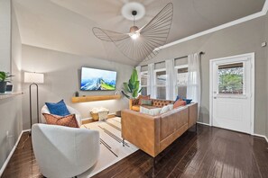 Smart TV, fireplace, video games, books - Designer Retreat - Fire Pit, Garage Parking & Near Wedding Venues, Lake, Trails! (Aubrey)