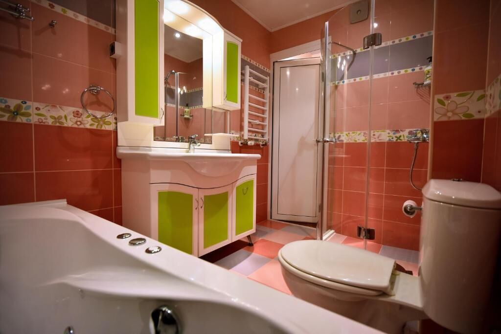 Sèche-cheveux, serviettes fournies, savon, papier toilette