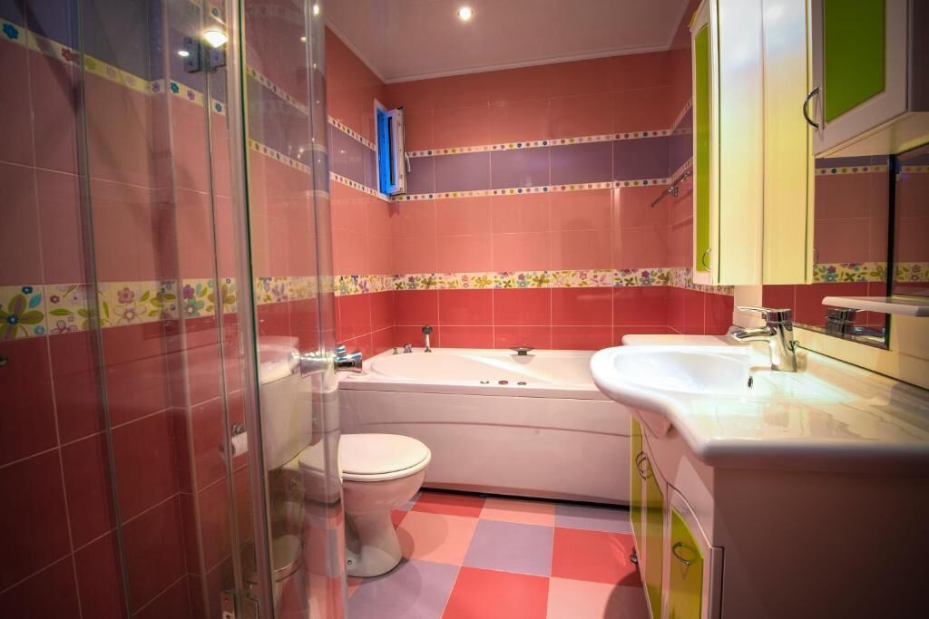 Sèche-cheveux, serviettes fournies, savon, papier toilette