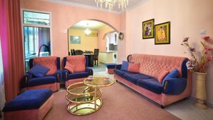 Un salon comprenant un canapé, deux fauteuils et une table basse.
