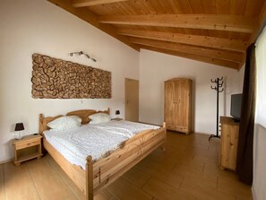Tabla de planchar con plancha, wifi y ropa de cama 