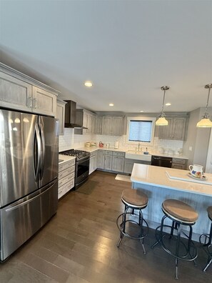 Jääkaappi, mikroaaltouuni, uuni, liesi