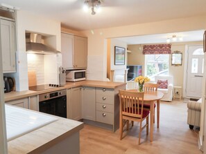 Dishwasher, cookware/dishes/utensils - Deben Road (Woodbridge)