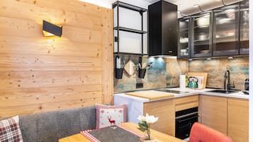 Frigorífico, horno, placa de cocina y lavavajillas