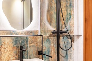 Dusche, Haartrockner, Handtücher