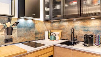 Fridge, oven, stovetop, dishwasher