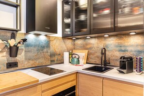 Fridge, oven, stovetop, dishwasher - Ammerstube – Alpine Design Apartment in Central Oberammergau (Oberammergau)