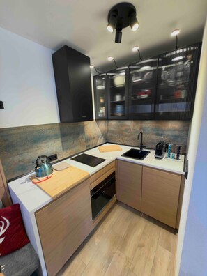 Frigorífico, horno, placa de cocina y lavavajillas