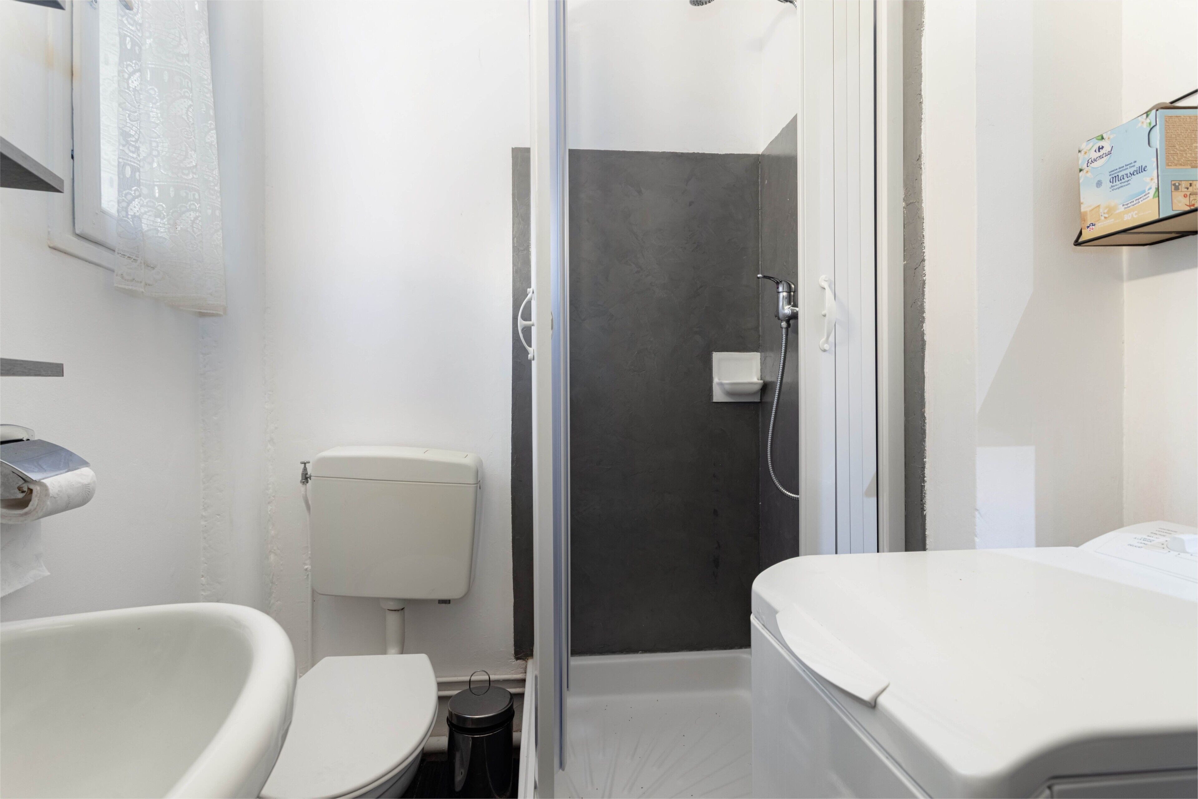 Dusch, hårtork och handdukar