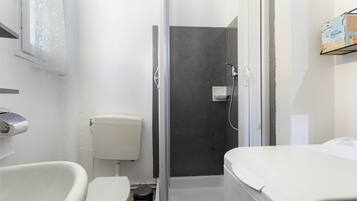 Dusch, hårtork och handdukar