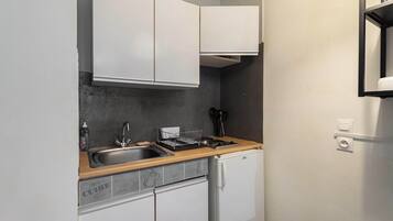 Køleskab, mikrobølgeovn, ovn, kogeplade