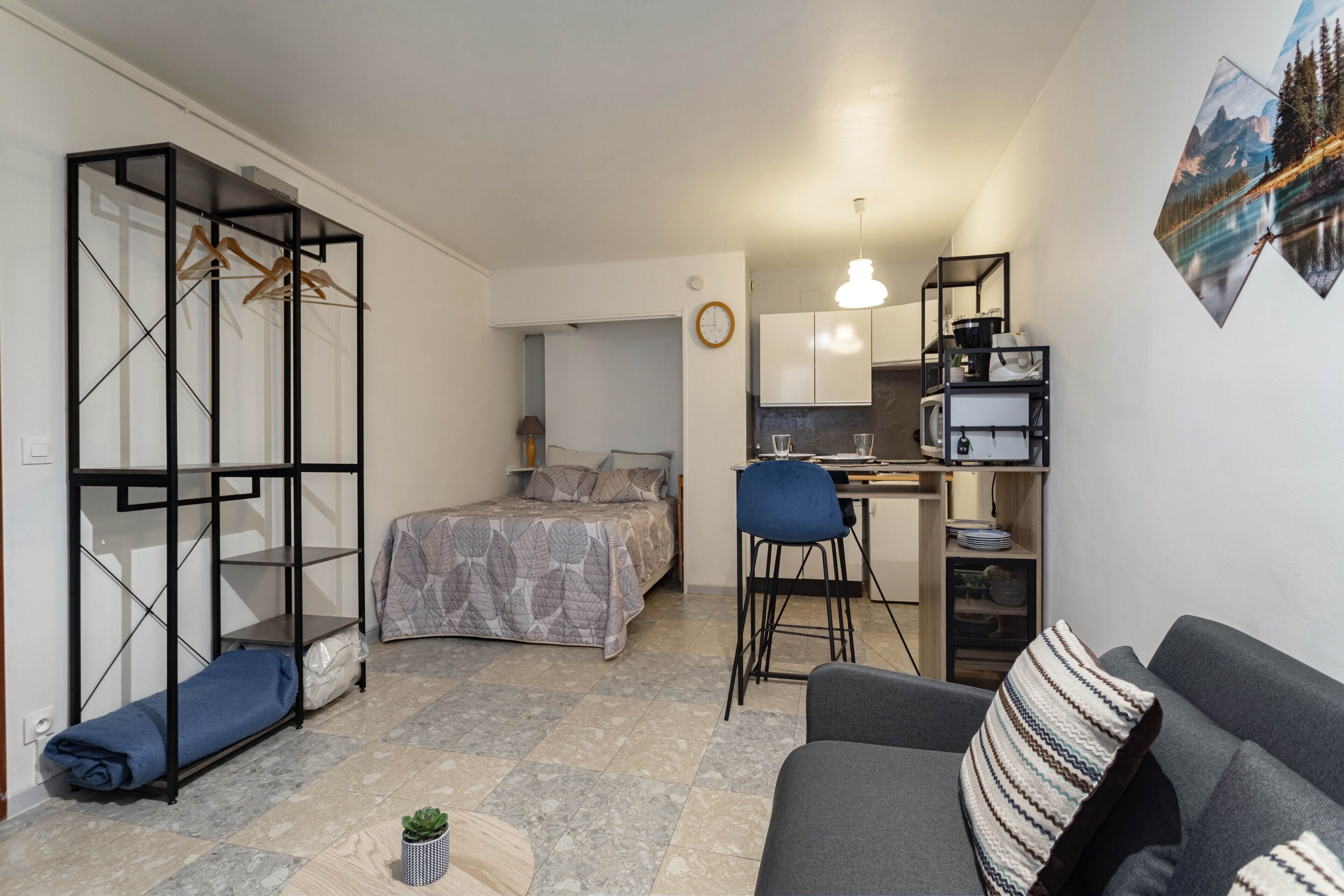 Iron/ironing board, bed sheets