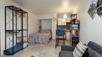 Iron/ironing board, bed sheets