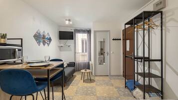 Iron/ironing board, bed sheets