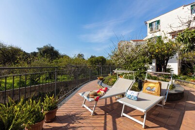 Il giardino dei Gigli, few steps from the sea