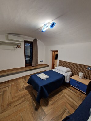 مكواة/لوح كي وخدمة الإنترنت وملاءات أسرّة