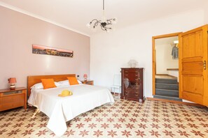 4 عدّة غرف نوم ومكتب ومكواة/لوح كي وواي فاي مجانًا