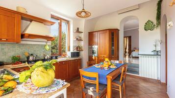 KĂŒhlschrank, Mikrowelle, Ofen, Herdplatte