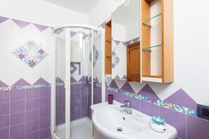 تجهيزات دش، مجففات شعر، مراحيض شطف، مناشف