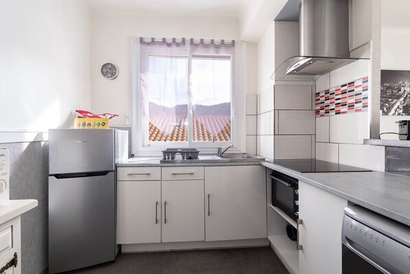 Fridge, microwave, oven, stovetop