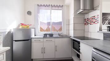 Køleskab, mikrobølgeovn, ovn, kogeplade