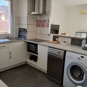 Kjøleskap, mikrobølgeovn, ovn og kokeplater