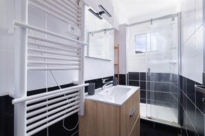 Een douche, handdoeken