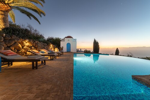 Finca Villa Botánico with Sea View, Pool & Wi-Fi