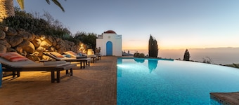 Finca Villa Botánico with Sea View, Pool & Wi-Fi