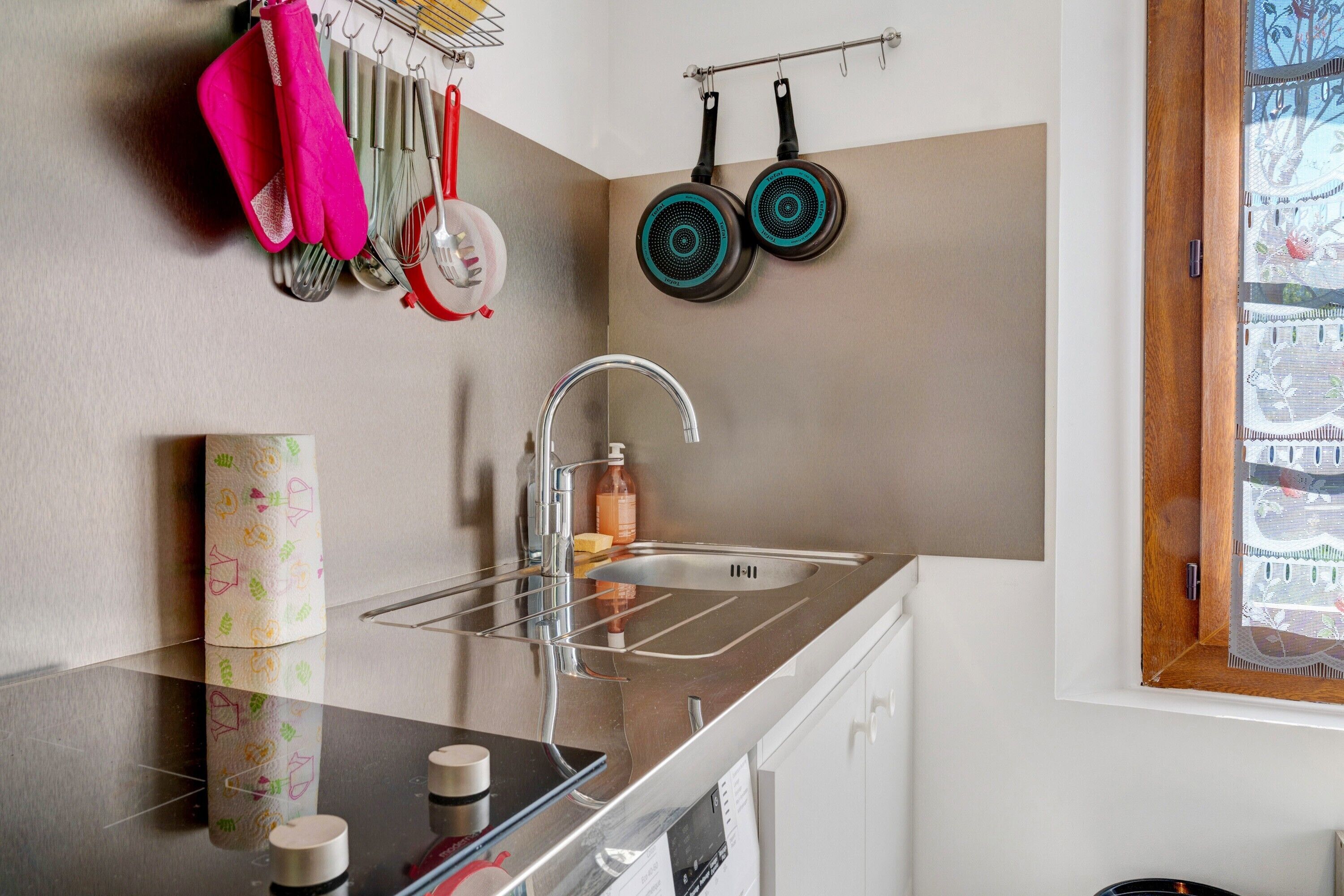 Kühlschrank, Mikrowelle, Herdplatte, Wasserkocher mit Kaffee-/Teezubehör