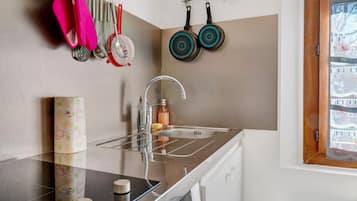 KĂŒhlschrank, Mikrowelle, Herdplatte, Wasserkocher mit Kaffee-/Teezubehör