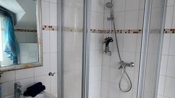 Dusche, Haartrockner, Handtücher, Toilettenpapier