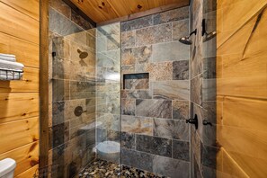 Shower, hair dryer, towels, toilet paper - Cubs Ridge is the perfect place to find both relaxation & family entertainment (Sevierville)