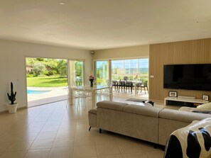 Living area - Villa Bahia located between the Calanques of Marseille, the Camargue and the Alpilles. (Saint-Mitre-les-Remparts)