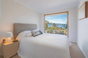Iron/ironing board, WiFi, bed sheets - Graceys Beach House North facing Coastal Calm (Dennes Point)