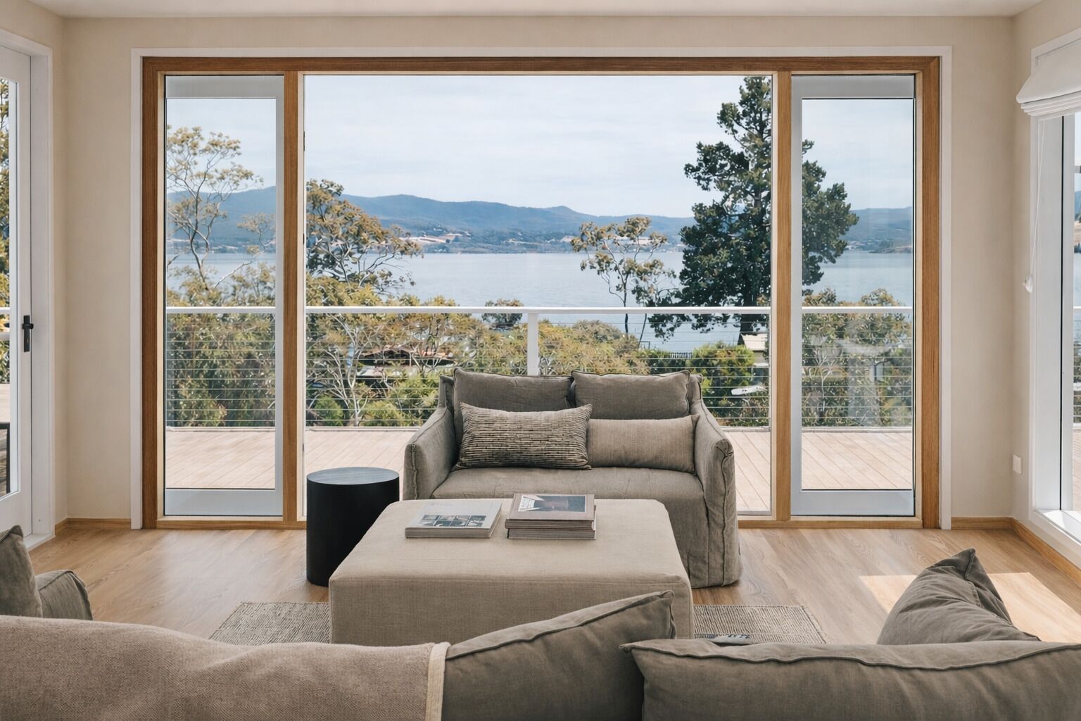 Una chimenea, libros