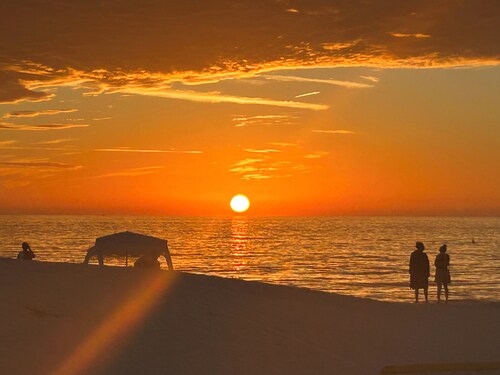 100 yrds to Beautiful white sandy Gulf Beach; Treasure Island on Sunset Beach