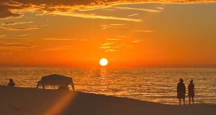 100 yrds to Beautiful white sandy Gulf Beach; Treasure Island on Sunset Beach