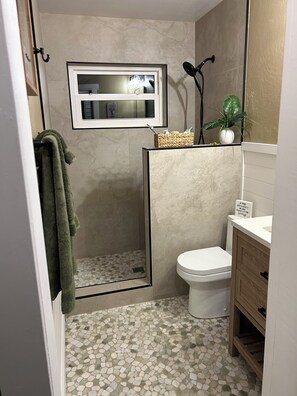 Dusche, Haartrockner, Handtücher, Seife