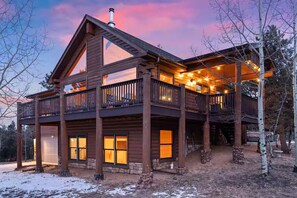 Exterior - A modern log cabin with mountain views, hot tub, fire pit, vaulted great room. (Bailey)