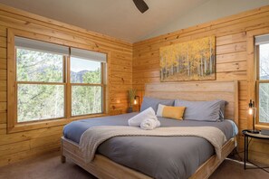3 bedrooms, iron/ironing board, WiFi, bed sheets - A modern log cabin with mountain views, hot tub, fire pit, vaulted great room. (Bailey)