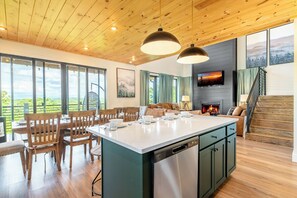 Dining - Spacious 4BD+Loft Near TOWN | Hot Tub +POOL +Sauna (Sevierville)