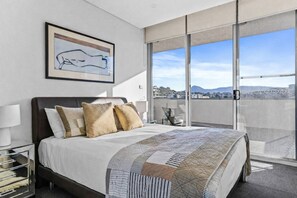 Iron/ironing board, WiFi, bed sheets - City Perch Escape Sweeping Penthouse style Haven (Wollongong)