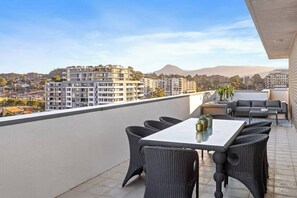 Outdoor dining - City Perch Escape Sweeping Penthouse style Haven (Wollongong)