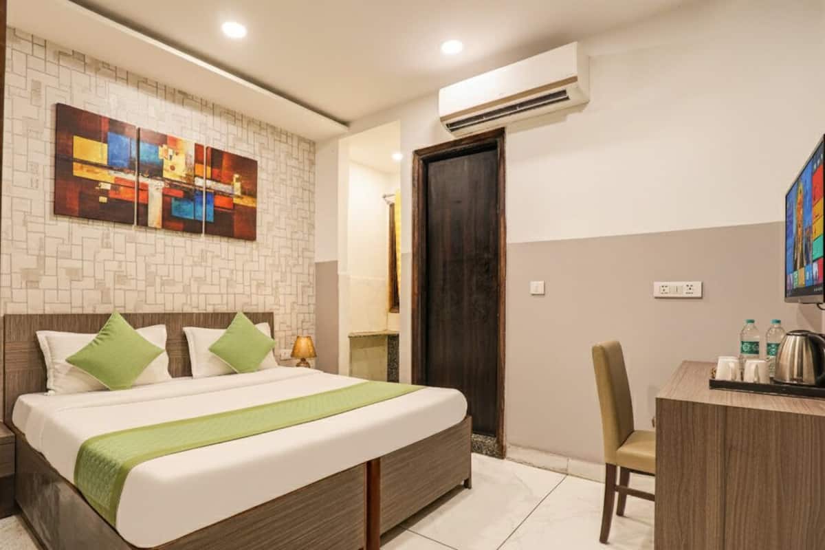 Deluxe Tek Büyük Yataklı Oda | Odada kasa, masa, dizüstü bilgisayar çalışma alanı, güneşlik/perde 