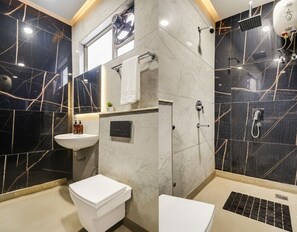 Habitación Deluxe doble | Baño | Ducha, artículos de higiene personal gratuitos, zapatillas y toallas