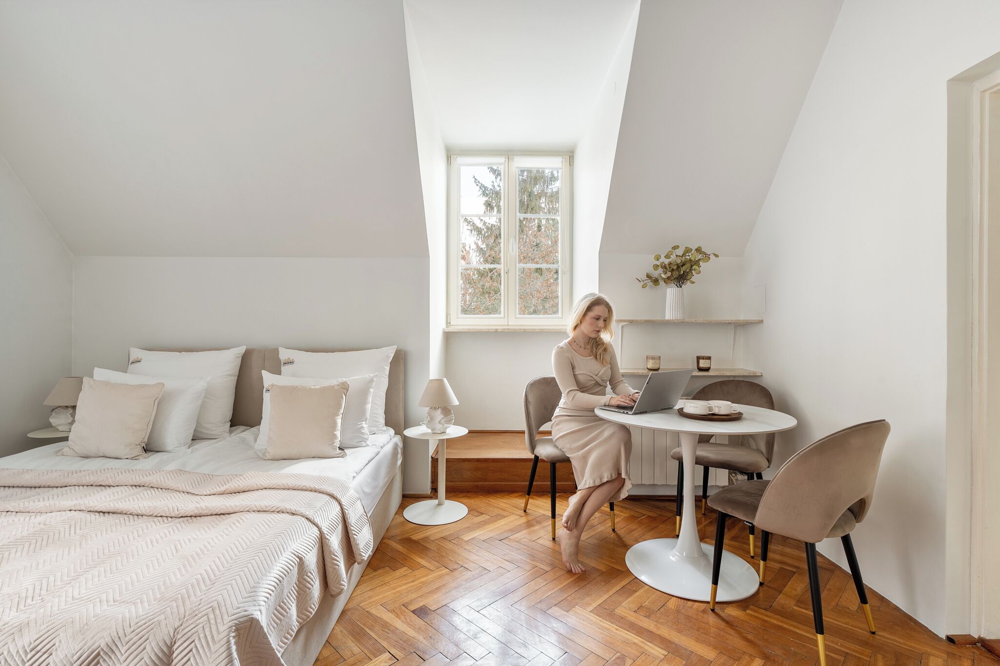Une chambre à coucher avec un lit, un bureau et une chaise.